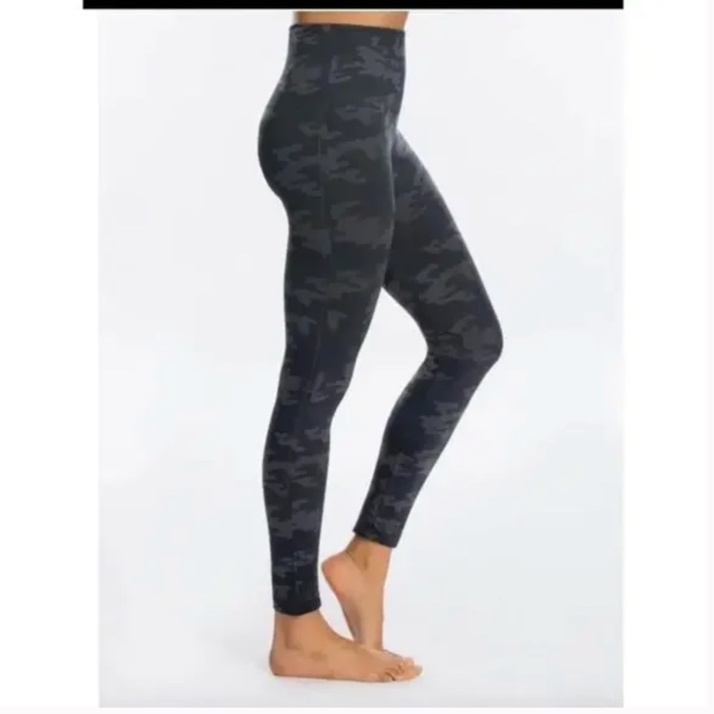 NWT SPANX Look At Me Now Black Camo Leggings Seamless Size Small - Picture 5 of 11